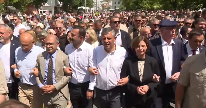 CHP lideri Özel Eskişehir de sokağa çıktı, on binler arkasından yürüdü Sözcü Gazetesi