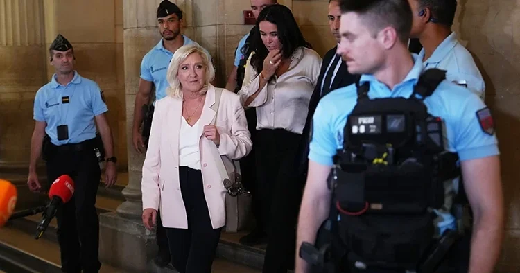 Fransız siyasetçi Le Pen e 1 yıl hapis cezası