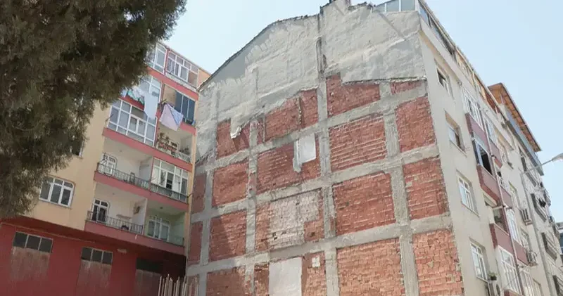 Güngören’de riskli raporu verilen binanın mührünü kırıp içeri girdiler: Yıkılabilir