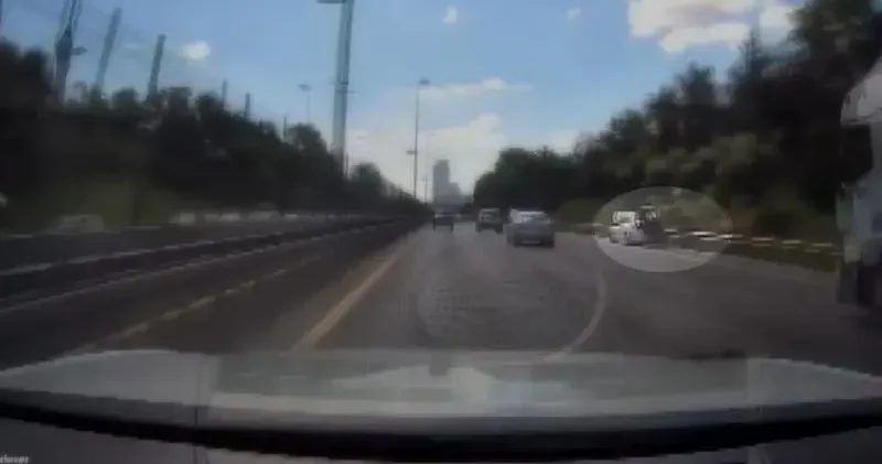 Üsküdar da emniyet şeridinde duran otomobile motosiklet çarptı; kaza kamerada