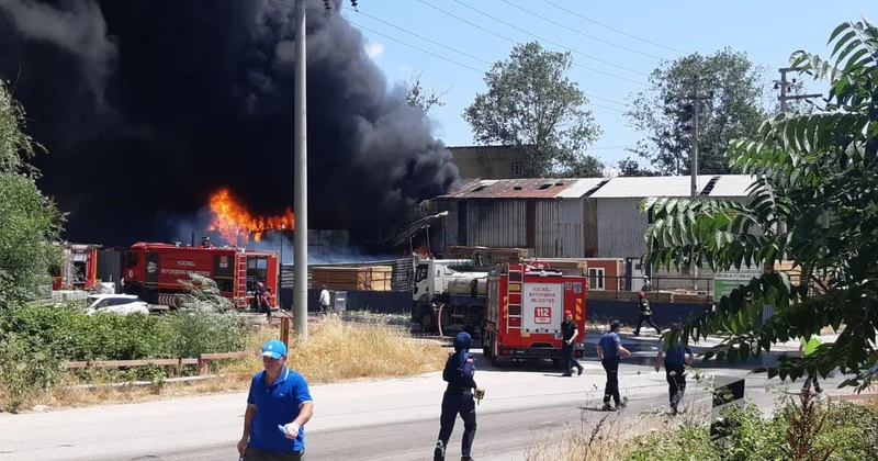 Kocaeli de fabrika yangını! Alevler birden yükseldi