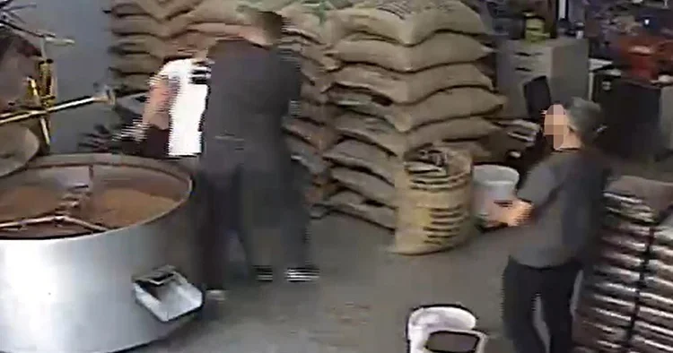 Kahve parasını istedi, iş yerine zarar verip darbetti