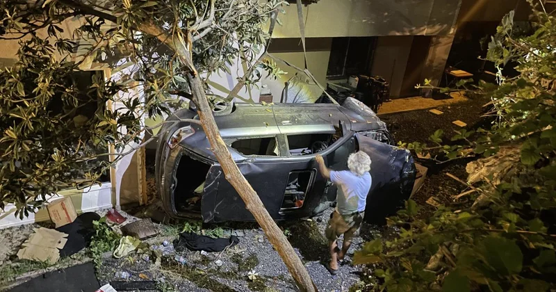 Kocaeli de otomobil apartman boşluğuna devrildi: 2 yaralı