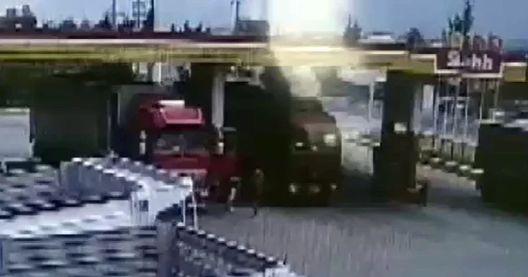 Mersin de iki TIR ın çarpıştığı kazada can kaybı 2 ye yükseldi