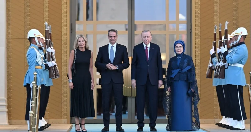 NATO resepsiyonunda dikkat çeken an: Miçotakis e Ceddin Deden marşlı karşılama Sözcü Gazetesi