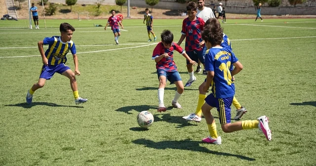 Sındırgı da depremzede çocuklar yeşil sahada umut tazeledi 400 minik futbolcu Sındırgı da buluştu Balıkesir Haberleri Habertürk Yerel Haberler