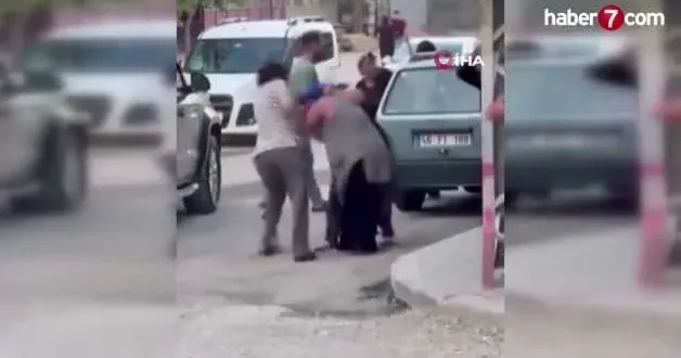 Kadınlar arasında sopalı kavga! Vatandaşlar zor ayırdı