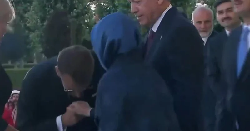Fransa Cumhurbaşkanı Macron, Emine Erdoğan’ın elini öpmeye çalıştı