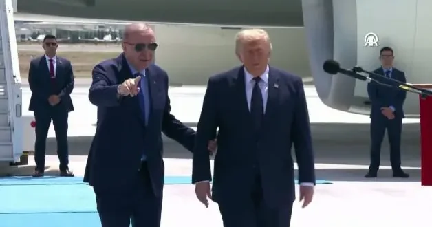 ABD başkanı Trump kendisni karşılayan askerleri Merhaba asker! diyerek selamladı