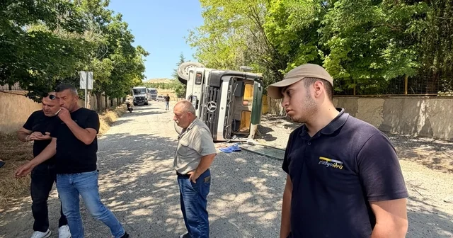 Sürücü kimseye zarar vermemek için freni boşalan tırı yan yatırdı, 1 yaralı Eskişehir Haberleri Habertürk Yerel Haberler