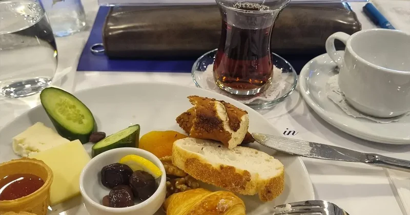 NATO Zirvesi nde bal ve kaymak ikramı gündem oldu