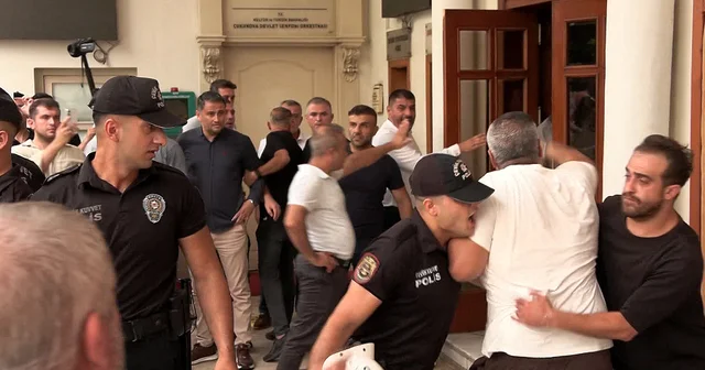 Eylem yapıp belediye binasına girmeye çalışan servisçilere biber gazlı müdahale Adana Haberleri Habertürk Yerel Haberler