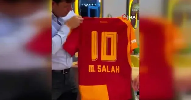 Havalimanında forması çıkarılan taraftara Trabzon cephesinden özel Salah forması jesti