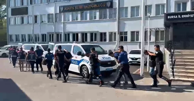 Vatandaşlara zorla hesap açtırıp kara para aklayan şahıslara baskın Hesap açmayanları bıçakla tehdit etmişler Bursa Haberleri Habertürk Yerel Haberler