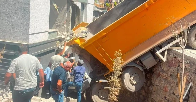 Freni boşaldığı öne sürülen kamyon, binanın duvarına çarptı; 1 yaralı Malatya Haberleri Habertürk Yerel Haberler