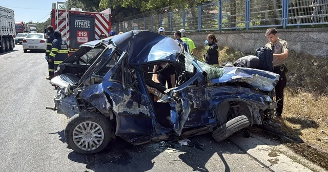 Eskişehir de 3 aracın karıştığı feci kazada 1 ölü, 1 ağır yaralı Otomobil, tır ve çöp kamyonunun çarpıştığı kazada can pazarı yaşandı Kazada otomobildeki kadın yolcu hayatını kaybetti, sürücü ağır yaralandı Eskişehir Haberleri Habertürk Yerel Haberler