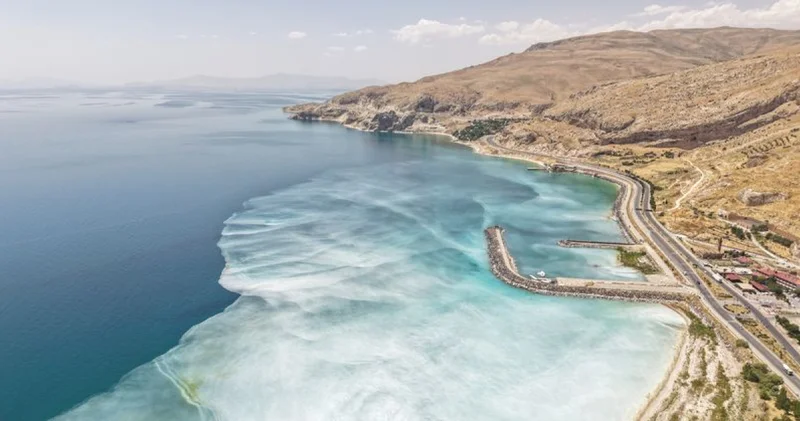 Tatlı su ile Van Gölü nün buluştuğu noktada doğal desenler oluştu