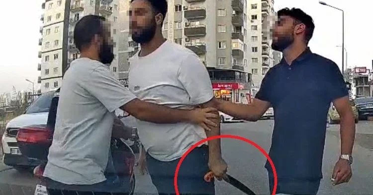 Trafikteki testereli maganda tutuklandı, aracı trafikten men edildi