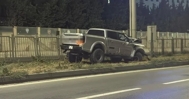 Ön tekerleği arızalandığı iddia edilen arazi aracı PTS direğine çarptı: 1 yaralı Virajı alamayan araçta bulunan yolcu hastanelik oldu Eskişehir Haberleri Habertürk Yerel Haberler