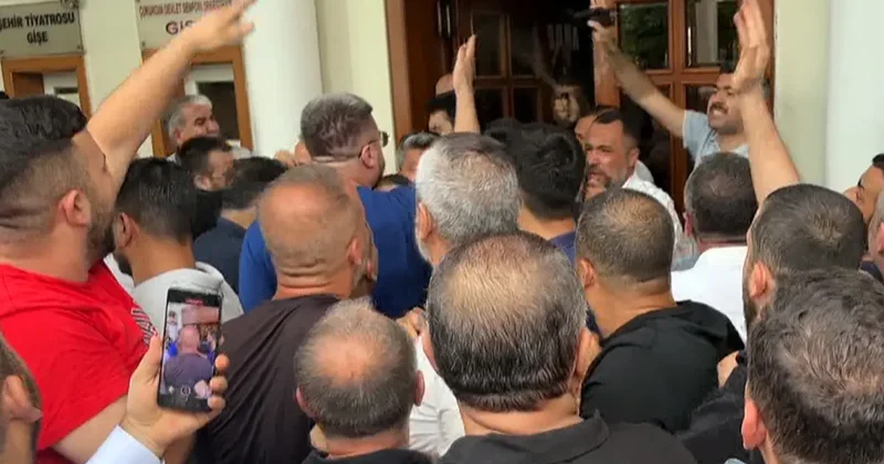 Kazançlarının azalacağını belirten servisçiler belediye binasına girmeye çalıştı