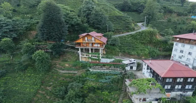 Karadeniz mimarisi bu kez yolun ortasında! Villa görenleri hayrete düşürdü