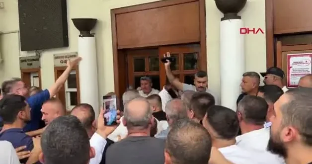 Belediye binasına girerek eylem yapan servisçilere biber gazlı müdahale