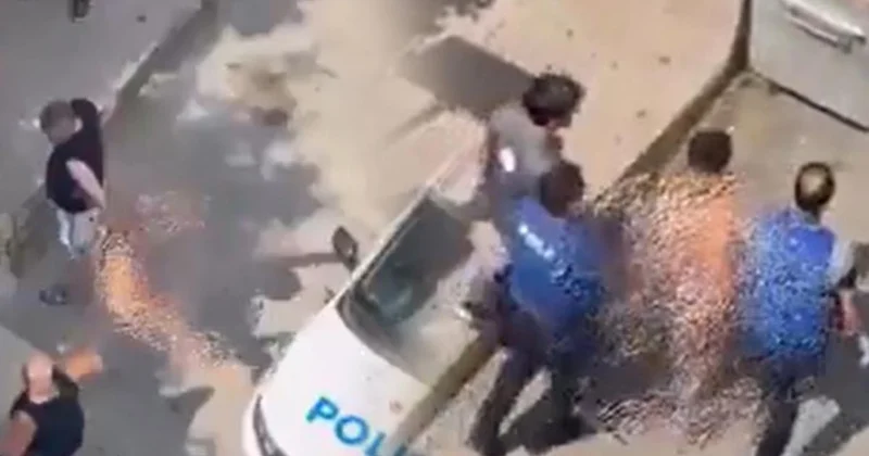 Çıplak şahıs ortalığı birbirine kattı: Polis aracını da tekmeledi Sözcü Gazetesi
