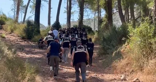 Hain darbecilerin gömdüğü silahlar Karatepe nin gösterdiği yerlerde aranıyor Arama çalışmaları 155 personel, 23 dedektör ve operatörü ile 3 iz takip köpeğinin katılımıyla sürdürülüyor Muğla Haberleri Habertürk Yerel Haberler