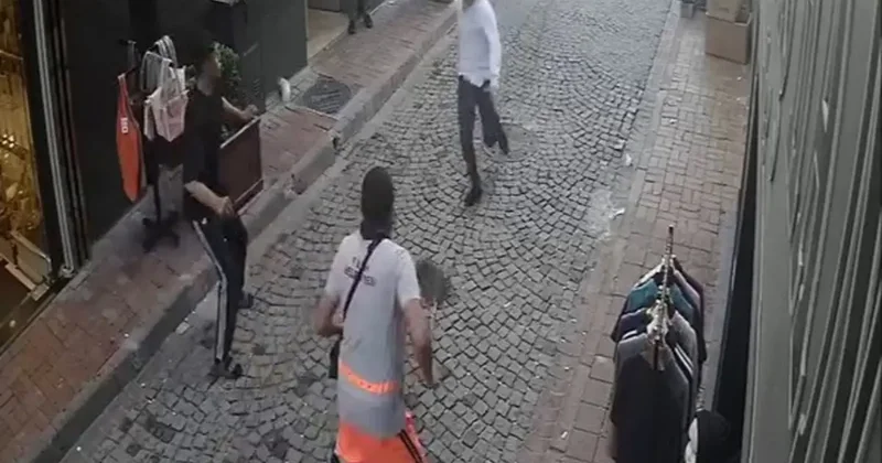 Fatih’te tramvayda telefon çaldıktan sonra kaçan hırsıza, temizlik personelinden süpürgeli müdahale kamerada
