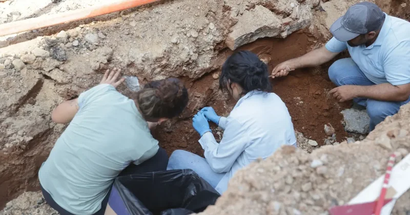 Yol çalışmasında şoke eden görüntü! Asfaltın altından iskelet çıktı