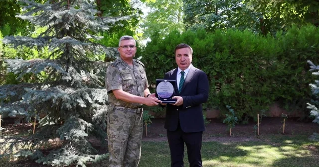 YAŞ kararıyla emekliye ayrılan Tümgeneral Ataç tan Vali Aydoğdu ya veda ziyareti Erzincan Haberleri Habertürk Yerel Haberler