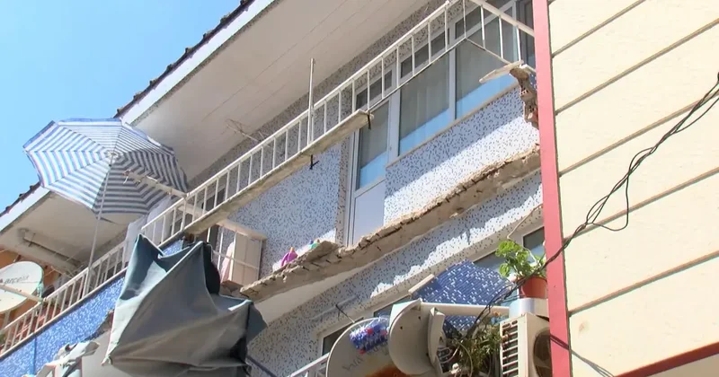 Ümraniye de faciaya ramak kala: Dairenin balkonu bir anda çöktü