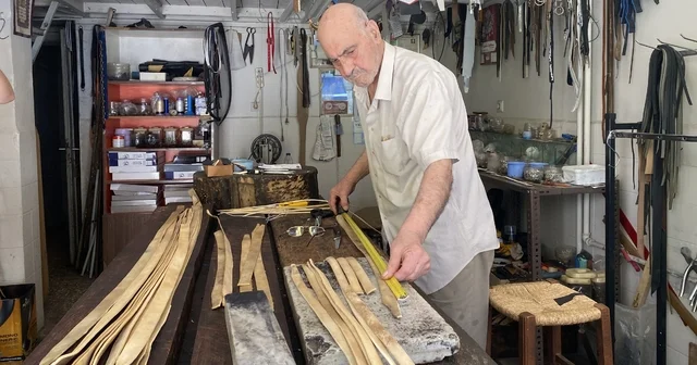 Eskişehir in tek saracı olan 80 yaşındaki usta hizmetini sürdürüyor Saraç ustası Metin Yavuz: Burada millete bir hizmet vermeye çalışıyoruz, kimsenin yapmadığı işleri biz yapıyoruz Eskişehir Haberleri Habertürk Yerel Haberler