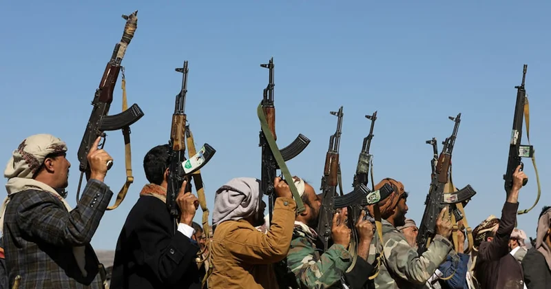 İran destekli Husiler, Yemen in Marib kentini balistik füze ve İHA larla hedef aldı Sözcü Gazetesi