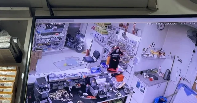 Eskişehir de kaza sonrası güvenlik kamerası izlenirken bıçaklı kavga: 2 yaralı Motosikletin dükkana girdiği kaza arbedeyle bitti Eskişehir Haberleri Habertürk Yerel Haberler