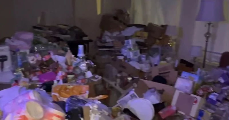 Yaşlı kadın, evdeki çöp yığınları arasında bulundu