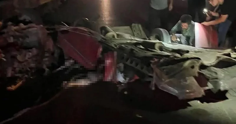Şerit değiştiren otomobil kamyonetle çarpıştı! Karı koca hayatını kaybetti