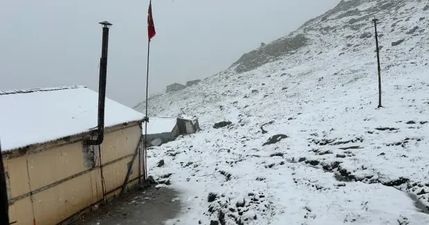 Rize haberleri Rize de yılın ilk karı lapa lapa yağdı 07 Eylül 2026