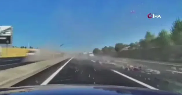 Ankara da feci kaza: Karşı şeride fırlayan araç 2 otomobile çarptı! 1 ölü, 7 yaralı!