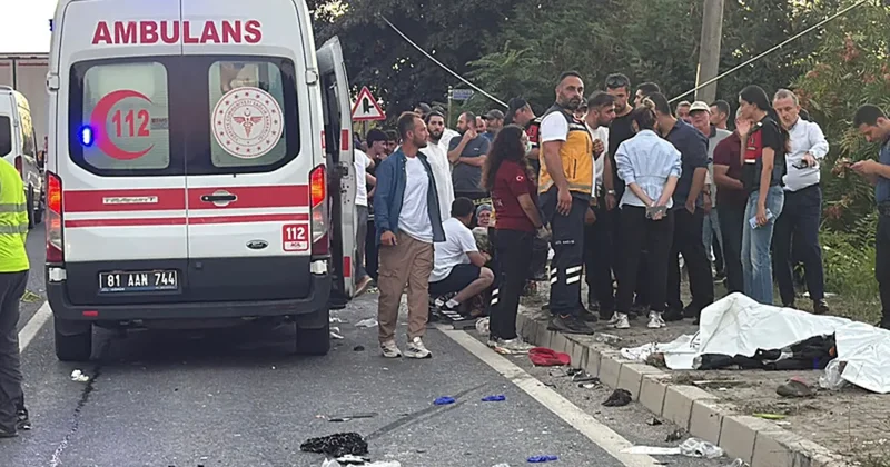 Düzce de feci kazada can pazarı: Tır ile fındık işçilerini taşıyan tarım aracı çarpıştı! 4 ölü, 8 yaralı