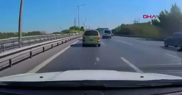 Eyüpsultan da feci kaza: Kontrolden çıkan otomobilin devrilme anı kamerada!