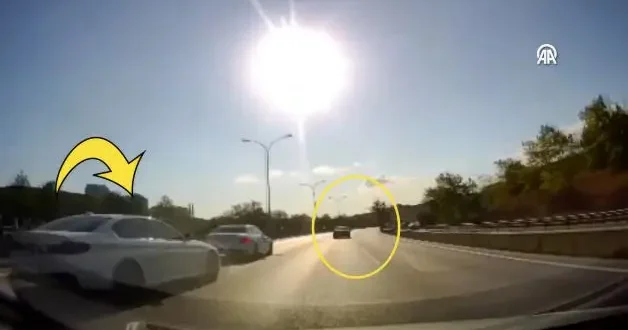 Trafik magandası sollama yaparken başka araca çarptı