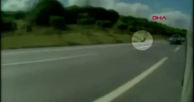 İstanbul da dehşet anı kamerada: Motordan fırlayıp metrelerce sürüklendi!