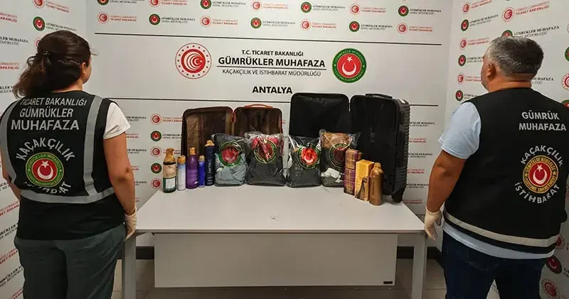 Antalya Havalimanı’nda 18 kilo 921 gram likit metamfetamin ele geçirildi