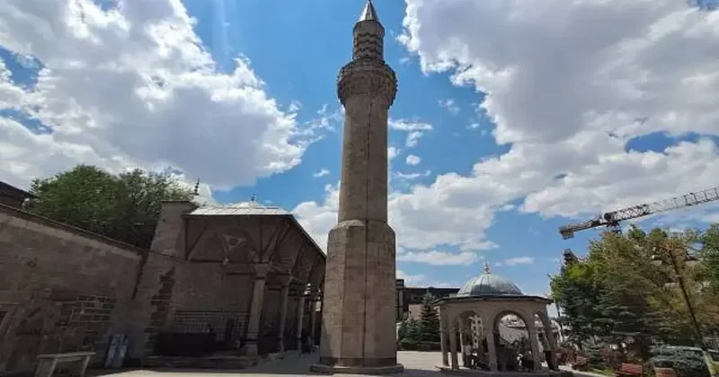 454 yıllık rüyada verilen söz tutuldu! Cami bahçesine inşa edilen minarenin sırrı