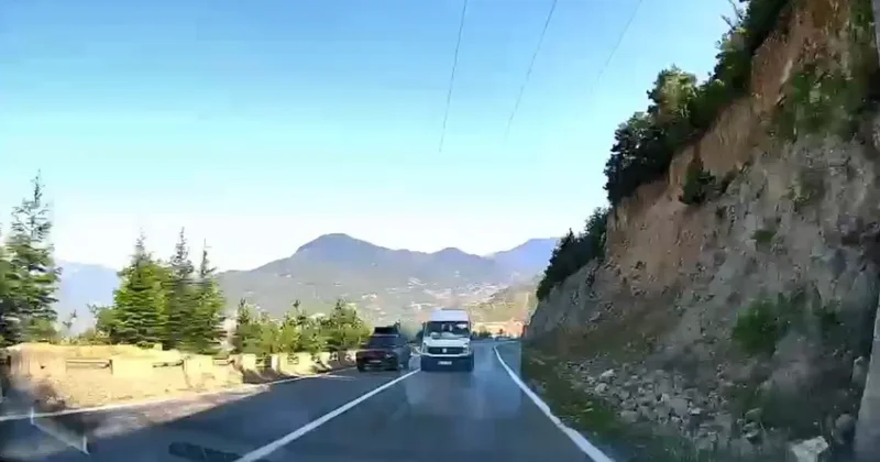 Yolcu minibüsünün hatalı sollaması kamerada