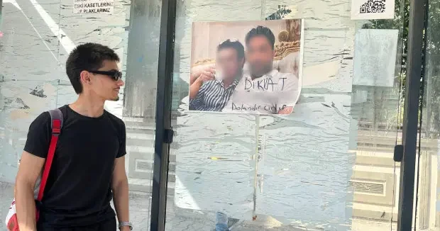Adana haberleri Adana da otobüs durağına asılan kare şoke etti! Namahreme girmemesi lazım 07 Eylül 2026