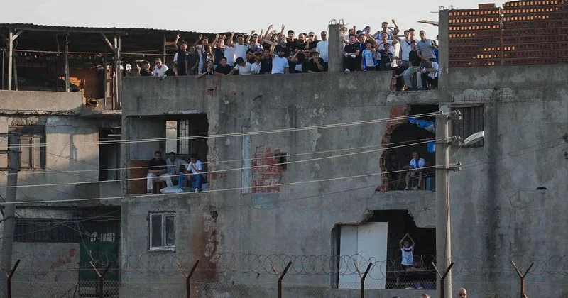 Bu adamlar gerçekten çıldırmış! Hepsi birden çatıya çıkıp aynı şeyi yaptı