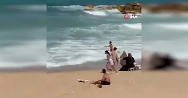 Karaburun’da akıntıya kapılan gencin yardımına cankurtaran son anda yetişti