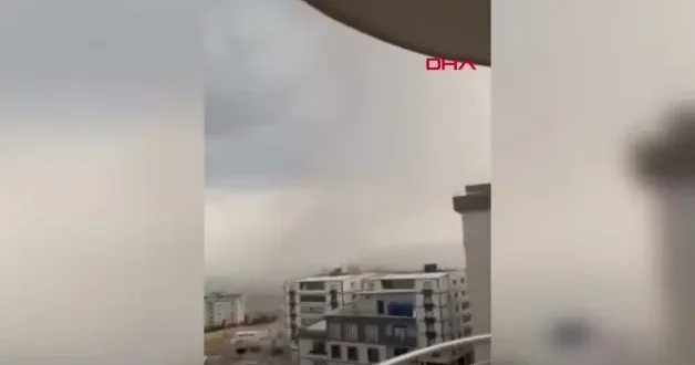 Şırnak’ta 8 katlı binaya yıldırım isabet etti: O anlar kamerada